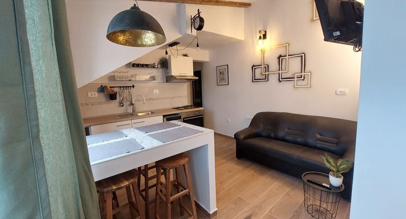Apartman s klimatizací s terasou pro 6 os. se 2 ložnicemi A-5703-a - Apartments With Parking Space Jelsa, Hvar - 5703 Jelsa, foto 1