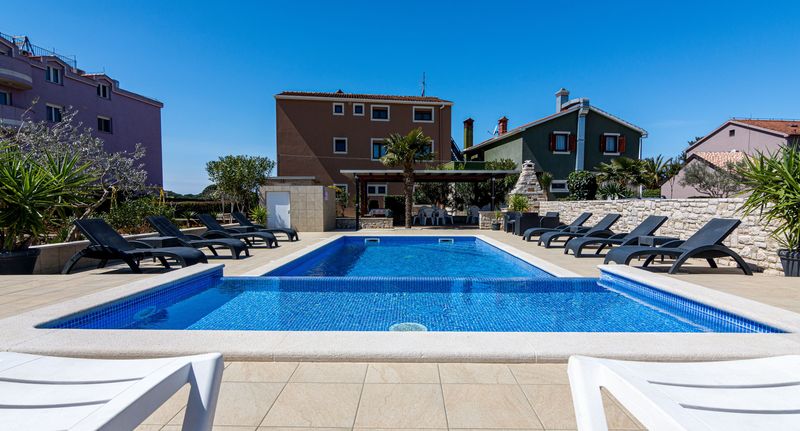 Apartman s klimatizací s terasou pro 4 os. se 2 ložnicemi A-2201-c - Family-friendly Apartments With Swimming Pool Valbandon, Fažana - 2201 Valbandon, foto 1