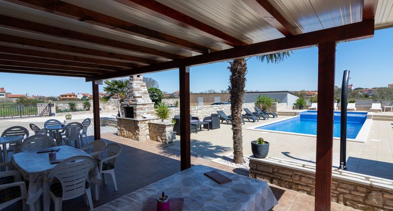 Apartman s klimatizací s terasou pro 4 os. se 2 ložnicemi A-2201-d - Family-friendly Apartments With Swimming Pool Valbandon, Fažana - 2201 Valbandon, foto 1