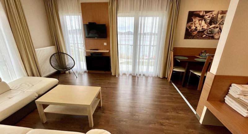 Executive Suita pro 4 os. se 2 ložnicemi s výhledem na jezero (s možností přistýlky) - Wellness Apartmanok Velence, foto 1