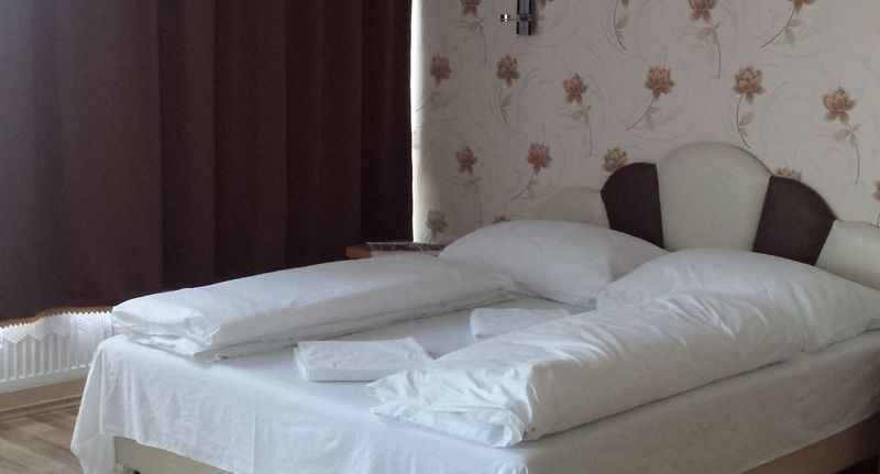 King Pokoj s manželskou postelí na poschodí - Holdfény Hotel Étterem Forró, foto 1