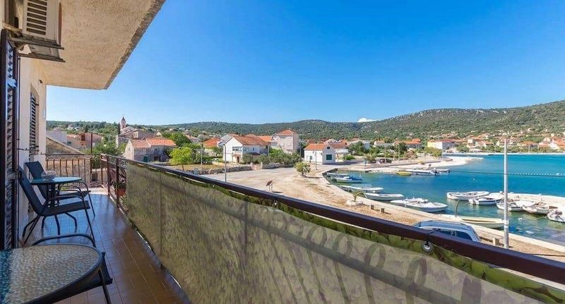 Apartman pro 6 os. se 3 ložnicemi - Apartment Orlić Vinisce, foto 1