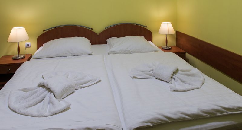 Pokoj s koupelnou s manželskou postelí na poschodí - Majewski Hotel & SPA Malbork, foto 1