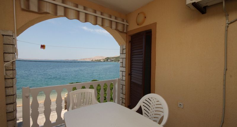 Apartman s klimatizací s terasou pro 5 os. se 2 ložnicemi A-6497-d - Apartments By The Sea Metajna, Pag - 6497 Metajna, foto 1