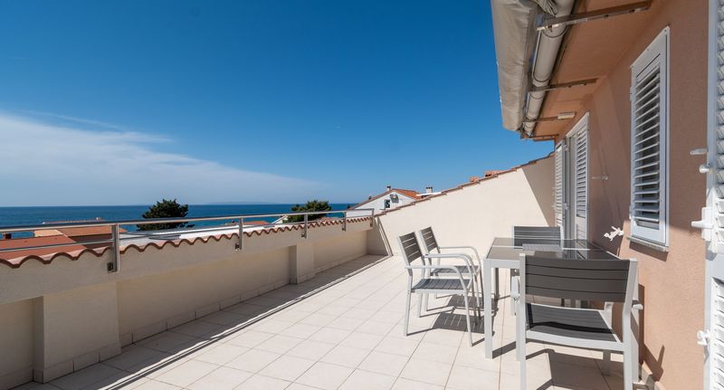 Apartman s klimatizací s terasou pro 4 os. se 2 ložnicemi A-6317-f - Apartments By The Sea Novalja, Pag - 6317 Novalja, foto 1