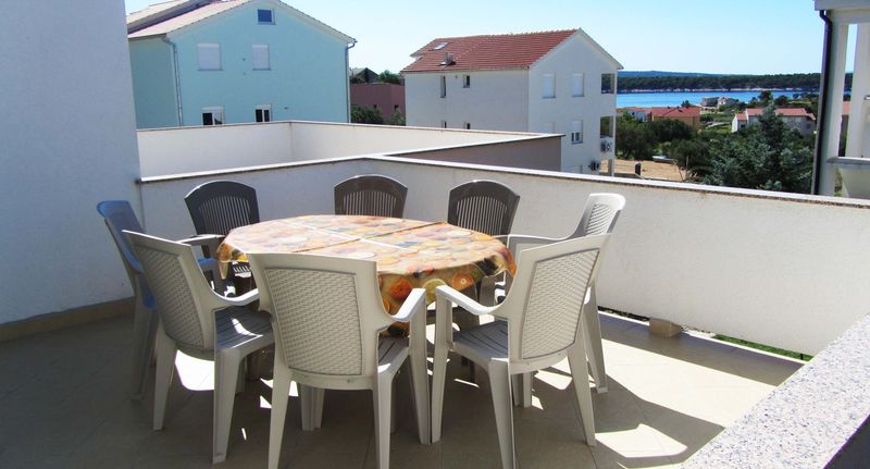Apartman s klimatizací s terasou pro 4 os. se 2 ložnicemi A-11082-b - Apartments With Parking Space Banjol, Rab - 11082 Banjol, foto 1