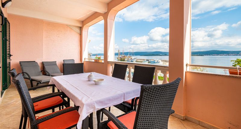 Apartman s klimatizací s terasou pro 5 os. se 2 ložnicemi A-8221-a - Apartments By The Sea Pašman - 8221, foto 1