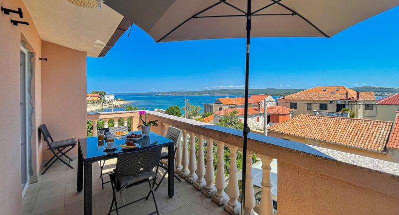 Apartman s klimatizací s terasou pro 4 os. se 2 ložnicemi A-694-b - Apartments By The Sea Pašman - 694, foto 1