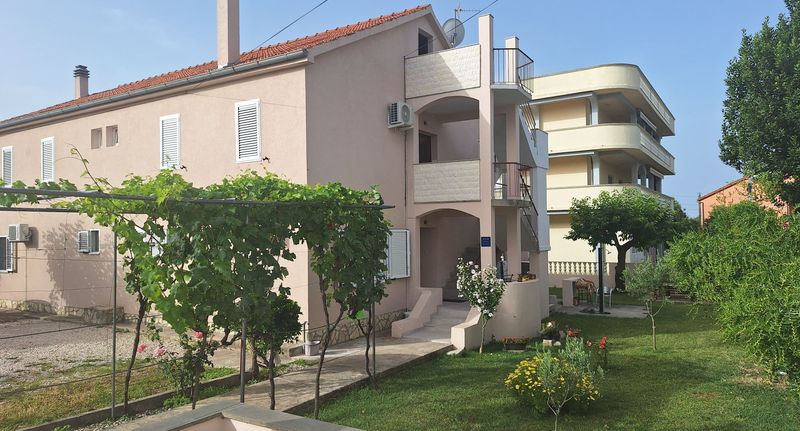 Apartman s klimatizací s terasou pro 8 os. se 4 ložnicemi A-6402-a - Apartments By The Sea Sukošan, Zadar - 6402 Sukošan, foto 1