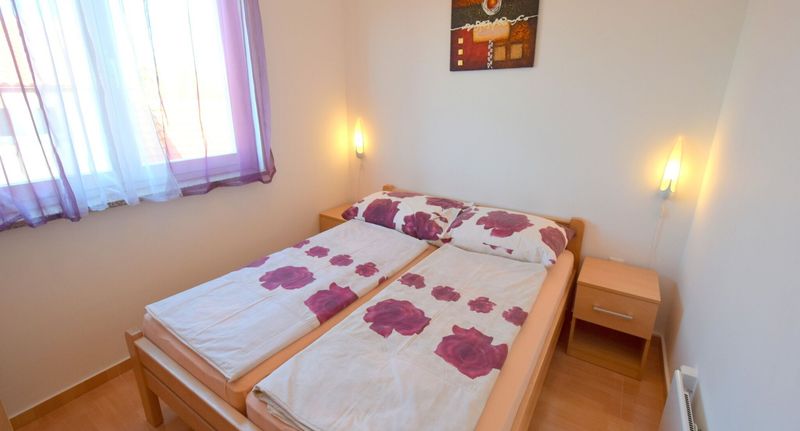 Apartman s klimatizací s privátní koupelnou mimo apartmán pro 3 os. se 2 ložnicemi - Apartment Jela Malinska, foto 1