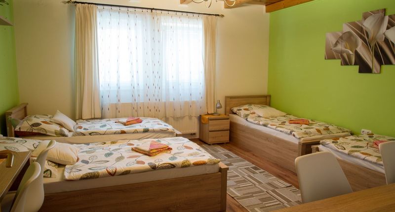 Pokoj pro 4 os. s výhledem do dvora na poschodí - Família Pizzéria és Szálláshely Paks, foto 1