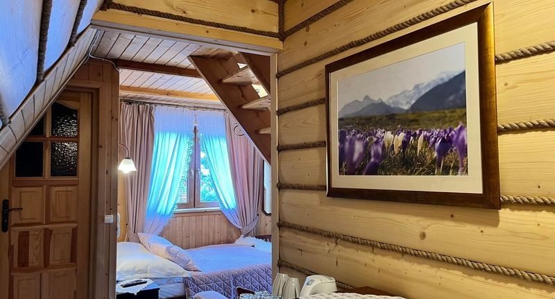 Pokoj s balkónem s galérií pro 4 os. - Willa Karpatia SKI&WELLNESS Murzasichle, foto 1