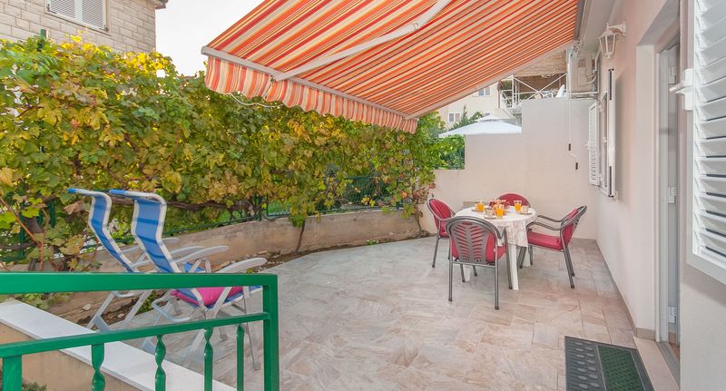 Apartman s klimatizací s terasou pro 4 os. s 1 ložnicí A-14422-c - Apartments With Parking Space Omiš - 14422, foto 1
