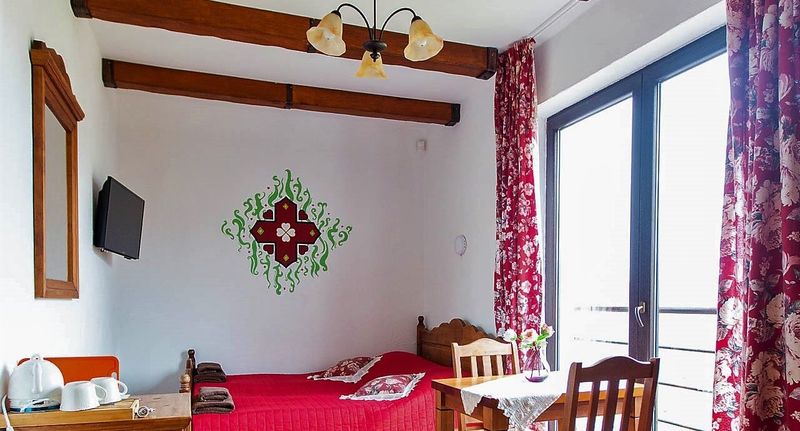 Pokoj s koupelnou tV s plochou obrazovkou s manželskou postelí - Gościniec Horb Wetlina, foto 1