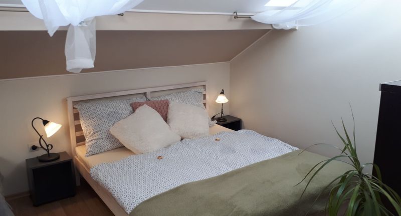 Standard Plus Apartman s manželskou postelí s 1 ložnicí na poschodí - Hédi Vendégház Eger, foto 1