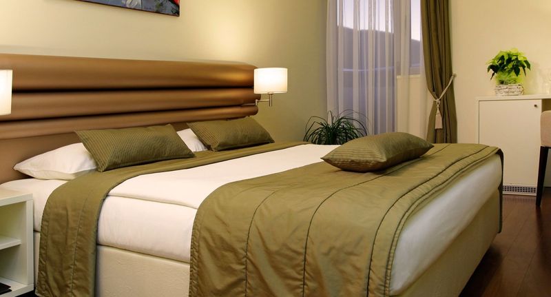 Pokoj s manželskou postelí s výhledem na moře na poschodí - Hotel Korkyra Vela Luka Korčula, foto 1