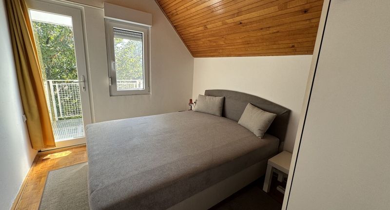 Pokoj s manželskou postelí s výhledem do dvora na poschodí - BB Vendégház Balatonboglár, foto 1