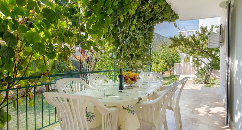 Apartman s klimatizací s terasou pro 9 os. se 3 ložnicemi K-5161 - Seaside Holiday House Poljica, Trogir - 5161 Poljica, foto 1