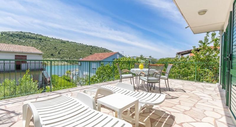 Apartman s klimatizací s terasou pro 10 os. se 4 ložnicemi K-6096 - Seaside Holiday House Stupin Čeline, Rogoznica - 6096 Stupin Čeline, foto 1