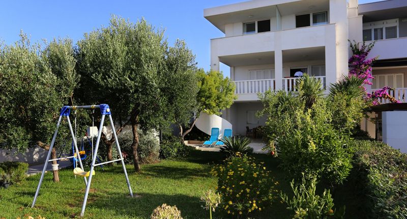 Apartman s klimatizací s terasou pro 6 os. se 2 ložnicemi A-10333-a - Apartments By The Sea Zečevo Rtić Rogoznica - 10333, foto 1