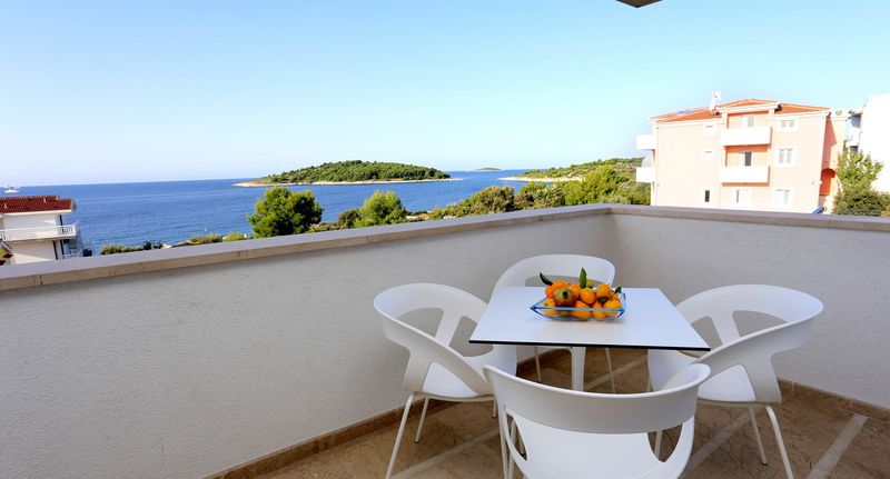Apartman s klimatizací s terasou pro 6 os. se 2 ložnicemi A-10333-b - Apartments By The Sea Zečevo Rtić Rogoznica - 10333, foto 1