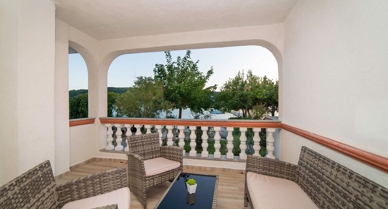 Apartman s klimatizací s terasou pro 4 os. se 2 ložnicemi A-15310-a - Apartments By The Sea Kampor, Rab - 15310 Kampor, foto 1
