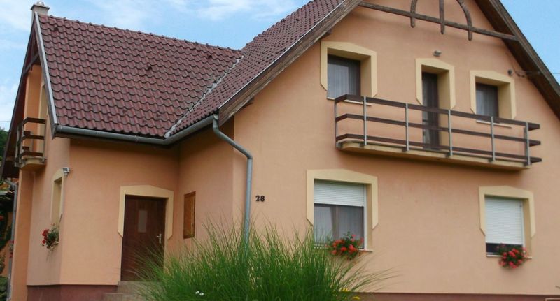 Apartman pro 8 os. se 3 ložnicemi s výhledem do zahrady v podkroví - Rózsa Vendégház Szálka, foto 1