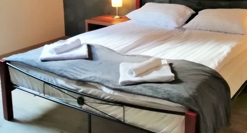 Pokoj s manželskou postelí s výhledem do zahrady v podkroví (s možností přistýlky) - La Mia Casa Vendégház Kaposvár, foto 1