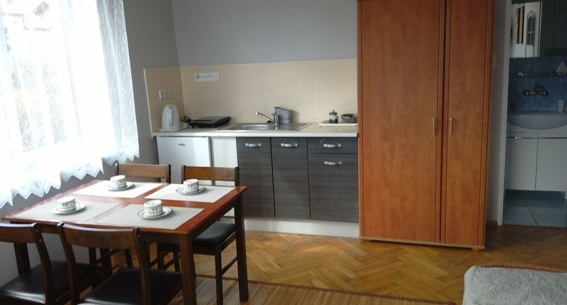 Pokoj s koupelnou s vlastní kuchyňkou pro 4 os. - Willa Szmaragd Kołobrzeg, foto 1
