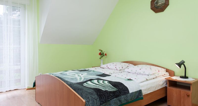 Pokoj s manželskou postelí s výhledem do zahrady na poschodí - Villa Ula Pobierowo, foto 1