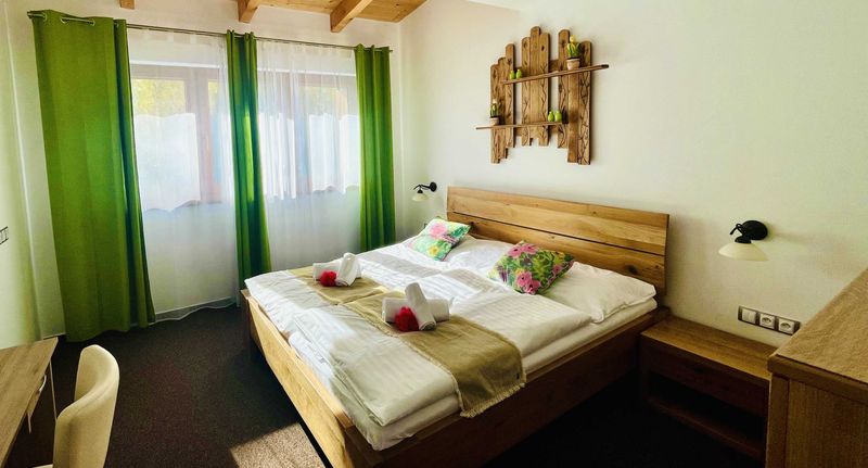 Superior Pokoj se sprchou s manželskou postelí - Hotel Farma Vysoká Chrastava, foto 1