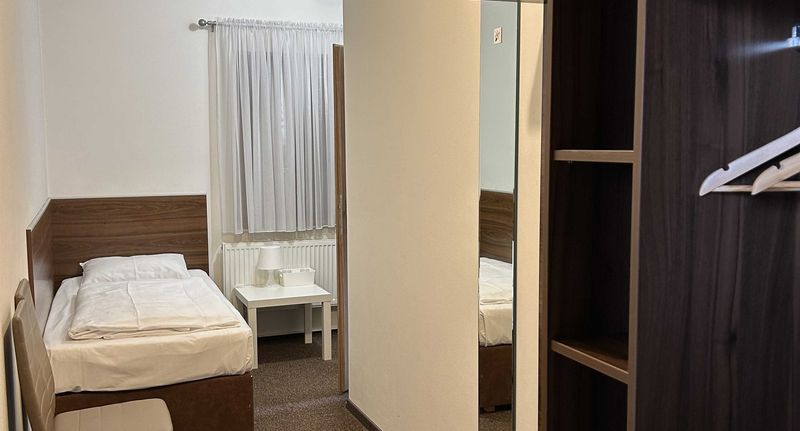 Pokoj se sprchou pro 1 os. - Motel R10 Mladá Boleslav, foto 1