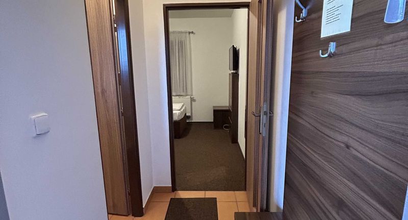 Pokoj se sprchou pro 1 os. - Motel R10 Mladá Boleslav, foto 4