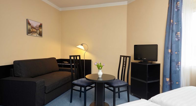 Pokoj se sprchou s manželskou postelí (s možností přistýlky) - HOTEL TULIPÁN Průhonice, foto 1
