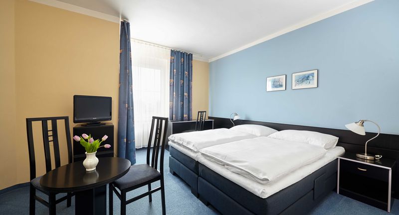 Pokoj s manželskou postelí (s možností přistýlky) - HOTEL TULIPÁN Průhonice, foto 1