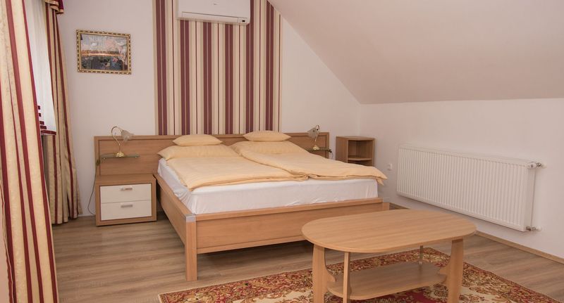 Pokoj s manželskou postelí na poschodí - Farkas Apartman Sárvár, foto 1