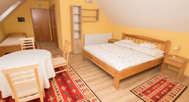 Pokoj s manželskou postelí na poschodí (s možností přistýlky) - Farkas Apartman Sárvár, foto 1