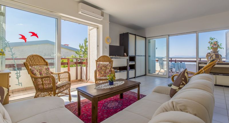 Apartman pro 6 os. se 3 ložnicemi s výhledem na moře na poschodí - Apartmani Gordana Dramalj, foto 1