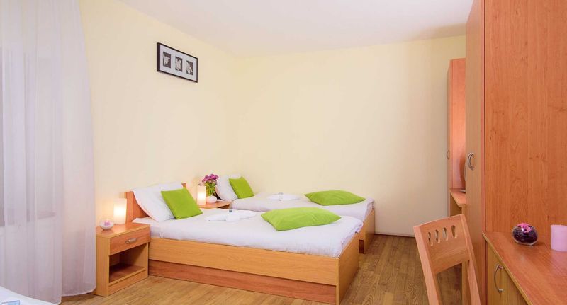 Pokoj se sprchou pro 3 os. - HOTEL STARÝ PIVOVAR Praha, foto 1