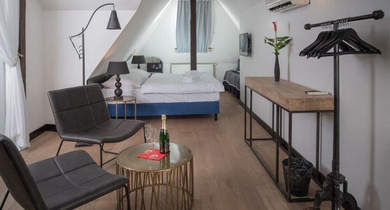 Pokoj s manželskou postelí v podkroví - ANTIK Hotel Praha, foto 1