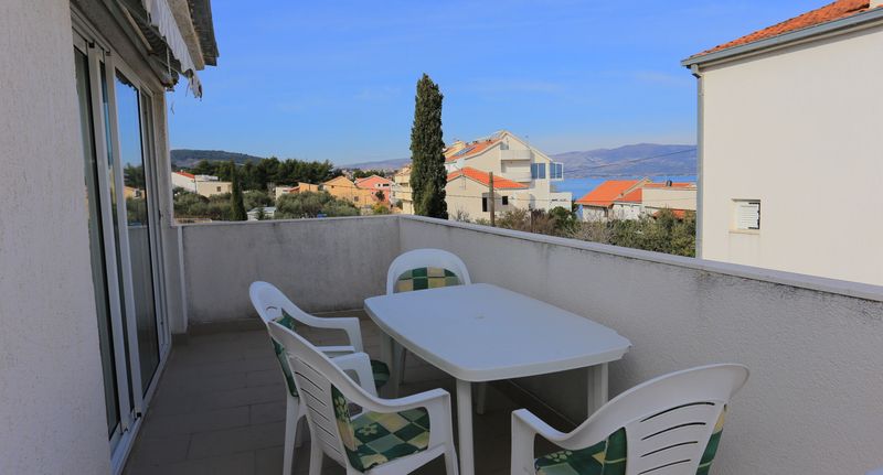 Apartman s klimatizací s terasou pro 6 os. se 2 ložnicemi A-16345-a - Apartments By The Sea Slatine, Čiovo - 16345 Slatine, foto 1