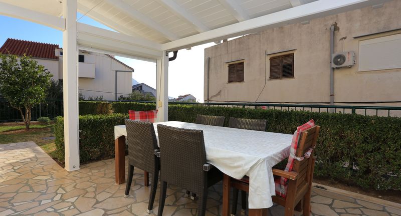 Apartman s klimatizací s terasou pro 4 os. se 2 ložnicemi A-16406-a - Apartments By The Sea Duće, Omiš - 16406 Duće, foto 1