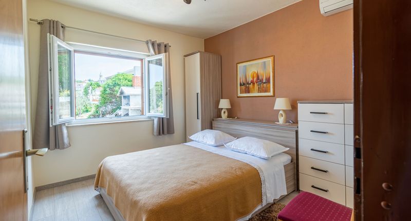 Apartman s klimatizací s terasou pro 6 os. se 3 ložnicemi A-16792-a - Apartments By The Sea Povlja, Brač - 16792 Povlja, foto 1