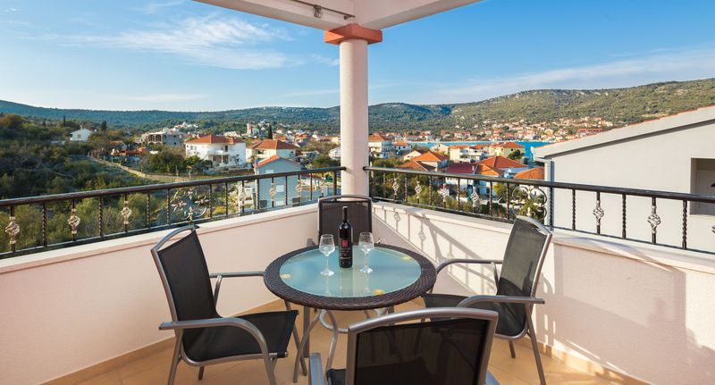 Apartman s klimatizací s terasou pro 5 os. se 2 ložnicemi A-16928-c - Apartments By The Sea Vinišće, Trogir - 16928 Vinišće, foto 1