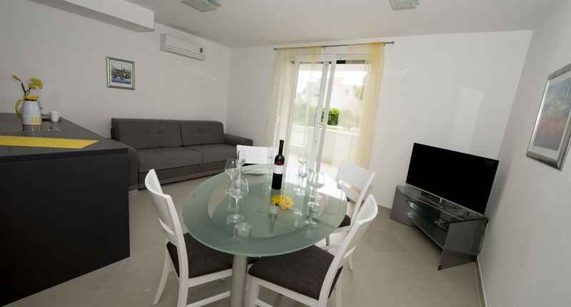Apartman s klimatizací s terasou pro 5 os. se 2 ložnicemi A-17160-b - Apartments By The Sea Promajna, Makarska - 17160 Promajna, foto 1
