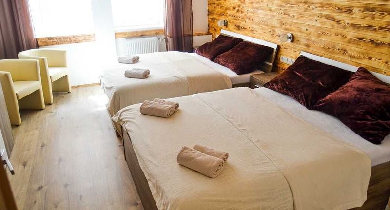 Pokoj se sprchou pro 4 os. - Hotel Krakonoš Rokytnice nad Jizerou, foto 1