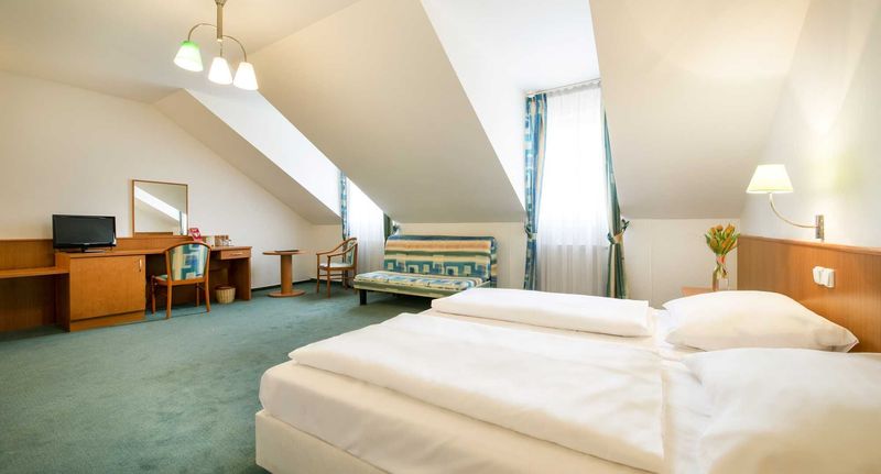 Pokoj se sprchou pro 2 os. - HOTEL DVOŘÁK České Budějovice, foto 1