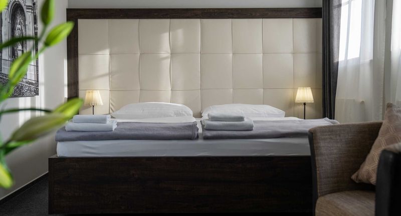 Superior Pokoj s manželskou postelí (s možností přistýlky) - Hotel Grunt Kosmonosy, foto 1