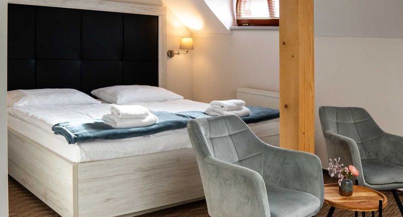 Superior Pokoj s manželskou postelí v podkroví - Hotel Grunt Kosmonosy, foto 1