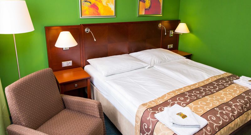 Pokoj se sprchou s manželskou postelí - Hotel Rieger Jičín, foto 1